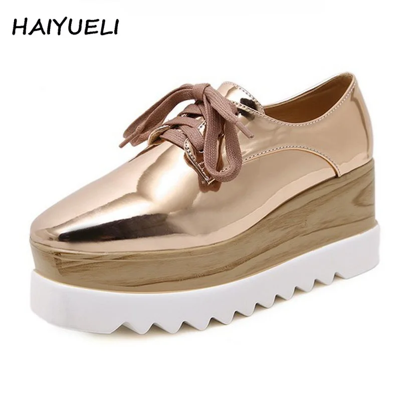Koop Haiyueli hoge kwaliteit vrouwen klimplanten casual schoenen lakleer platform wiggen schoenen vierkante teen pompen hoge hakken licht schoenen