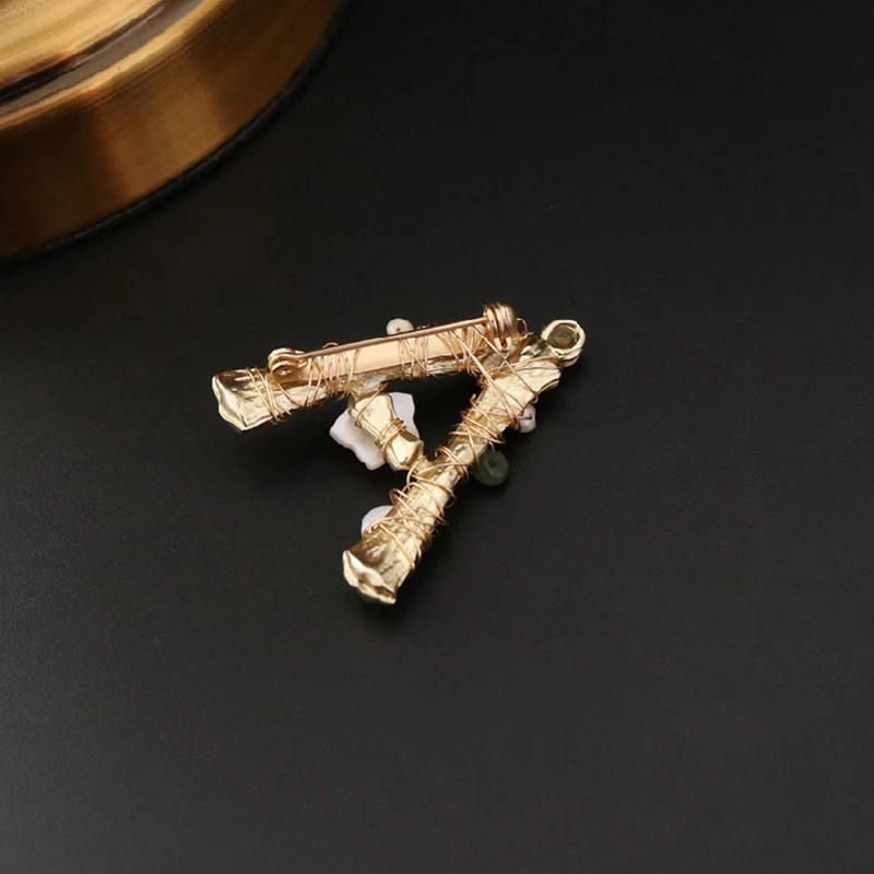 

DMXFP001 Brooches Personalized Temperament Baroque Style Letters Pin Fixed Clothes Jewelry Handcraft Pearl Brooch