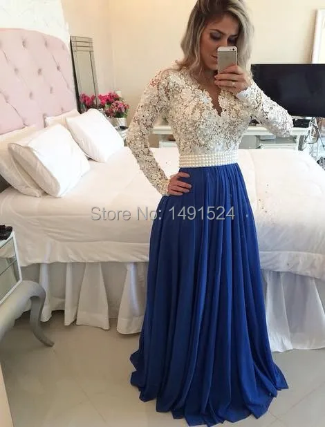 vestido longo azul e branco