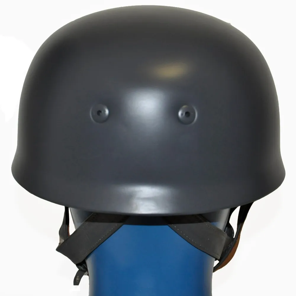 Немецкая стальная каска WW II M38, модель времен второй мировой войны. Черного цвета с ремешками из натуральной кожи