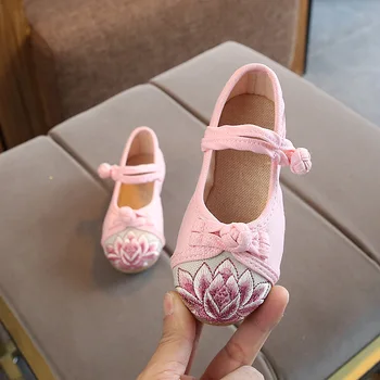 

2020 new embroidery board shoe buckle beef tendon bottom retro ethnic style girl Hanfu performance shoes toddler shoes