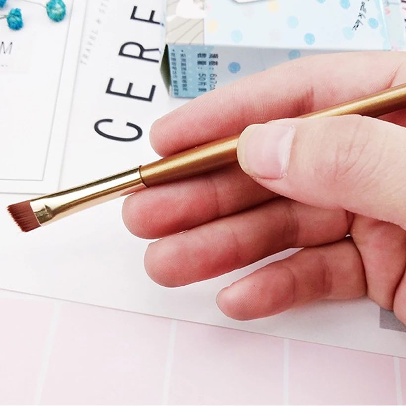 

An easy-to-use and inexpensive makeup brush. Artificial fibre eyebrow brush