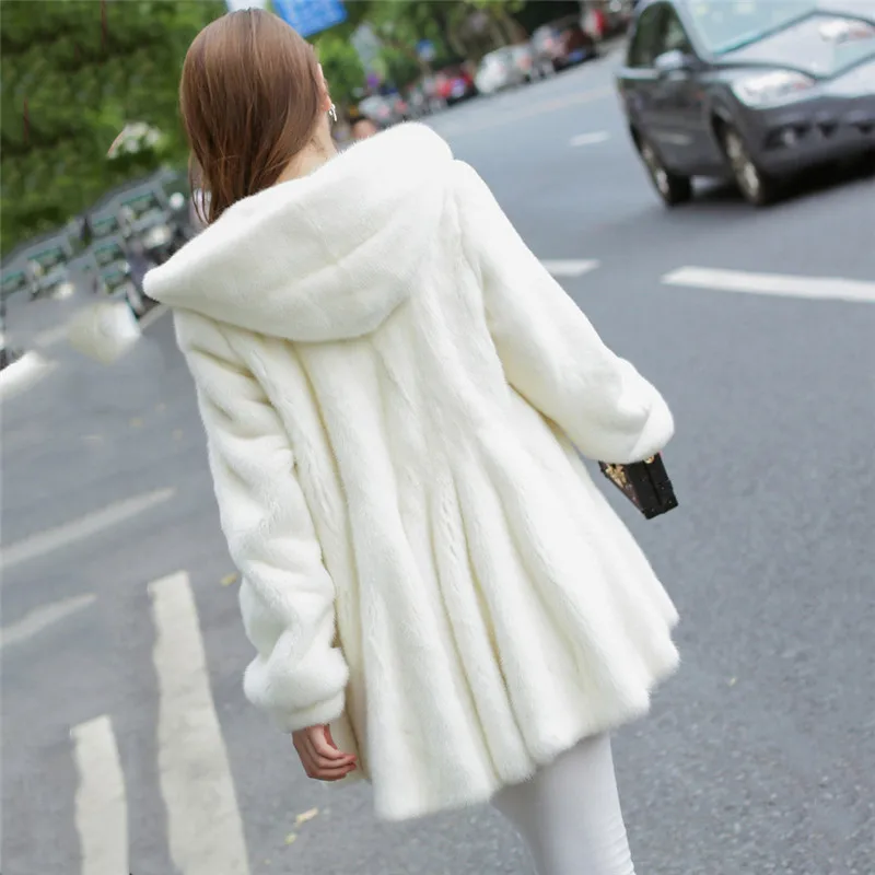 Пальто с мехом женское черное и белое плюс размер с длинным рукавом с капюшоном меховая куртка 2018 зима новая Корейская офисная шикарная