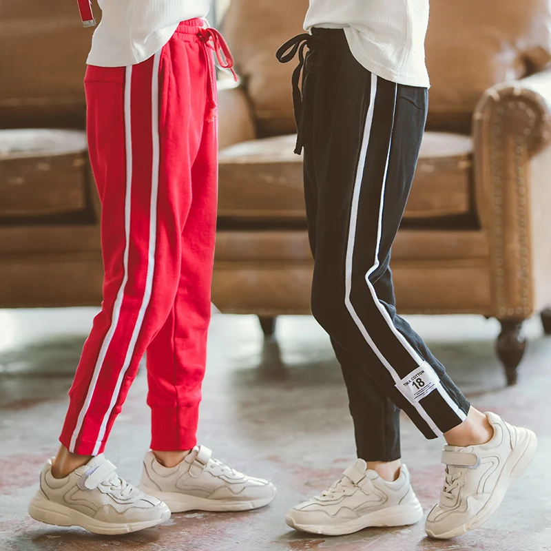 Детские штаны в полоску для девочек; коллекция года; сезон осень; хлопковые брюки с эластичной резинкой на талии для маленьких девочек; повседневные брюки; спортивная одежда; цвет черный, красный