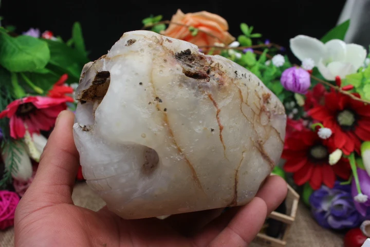 

1037 grams of natural quartz crystal agate skull to heal