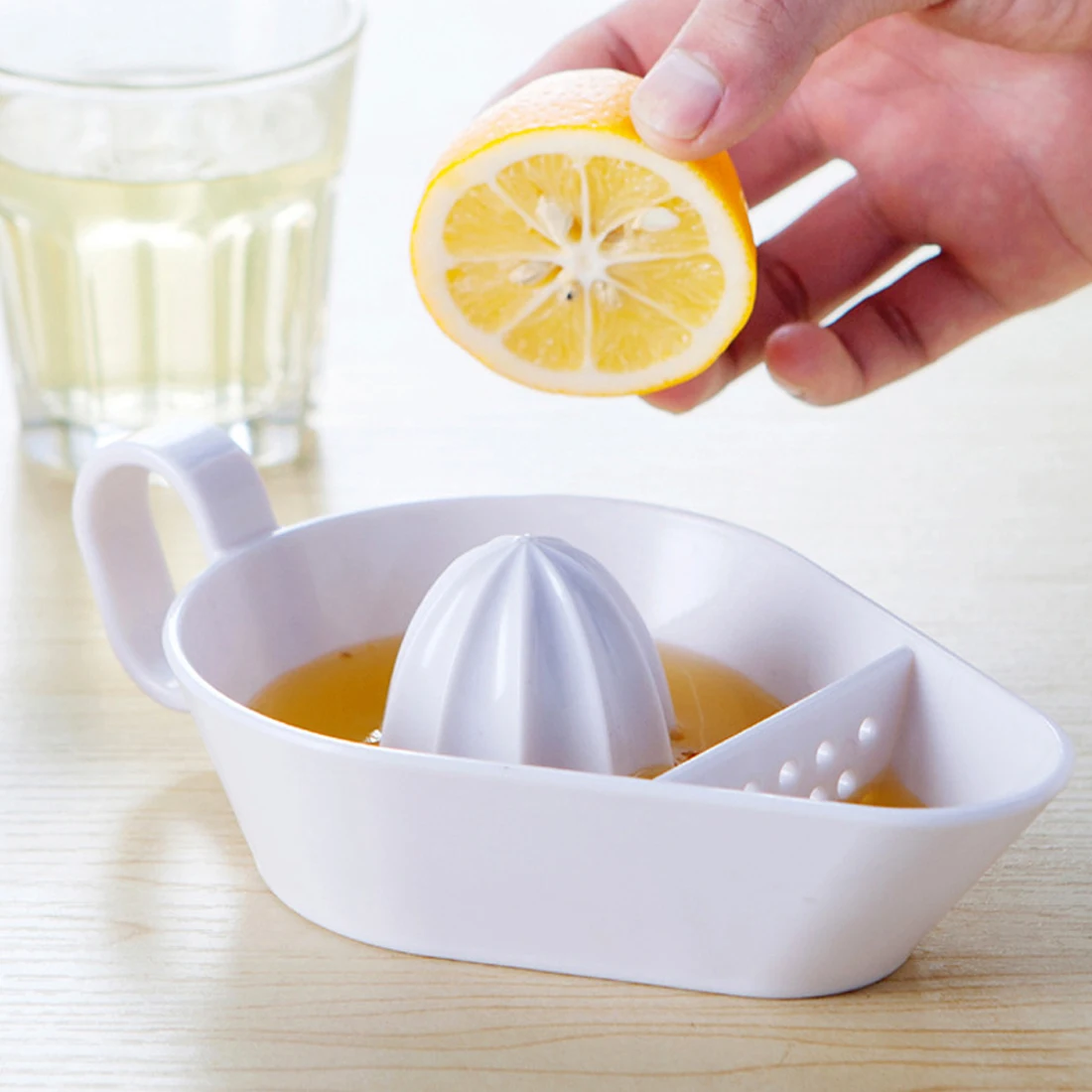 

Newest Juicer Tool Lemon Squeezer Citrus Juicer Manual Kitchen Fruit Expresser Juice Separator Tool (Random Color )
