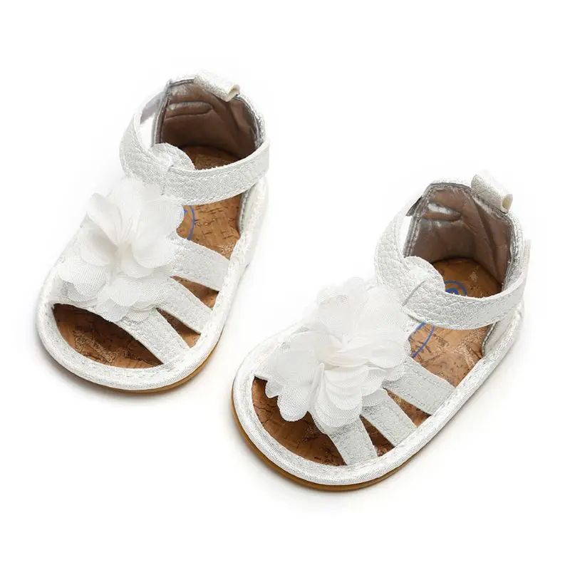 Летние сандалии из искусственной кожи для маленьких девочек; обувь на плоской резиновой подошве с искусственным цветком для маленьких