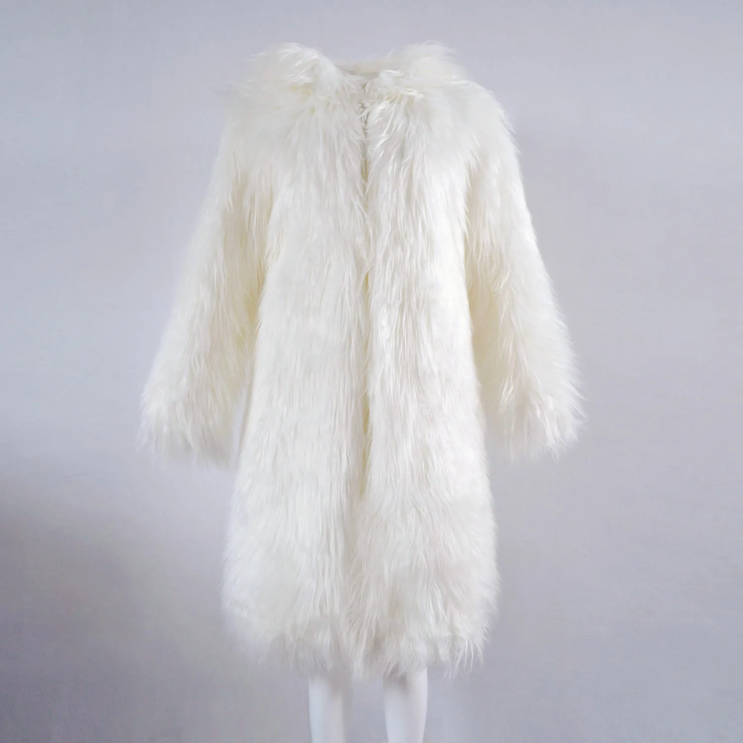 Шуба искусственная белая длинная. Пальто из искусственного меха с длинным ворсом. Шуба белая с длинным мехом. Белая шуба с длинным ворсом. Белая пушистая шуба