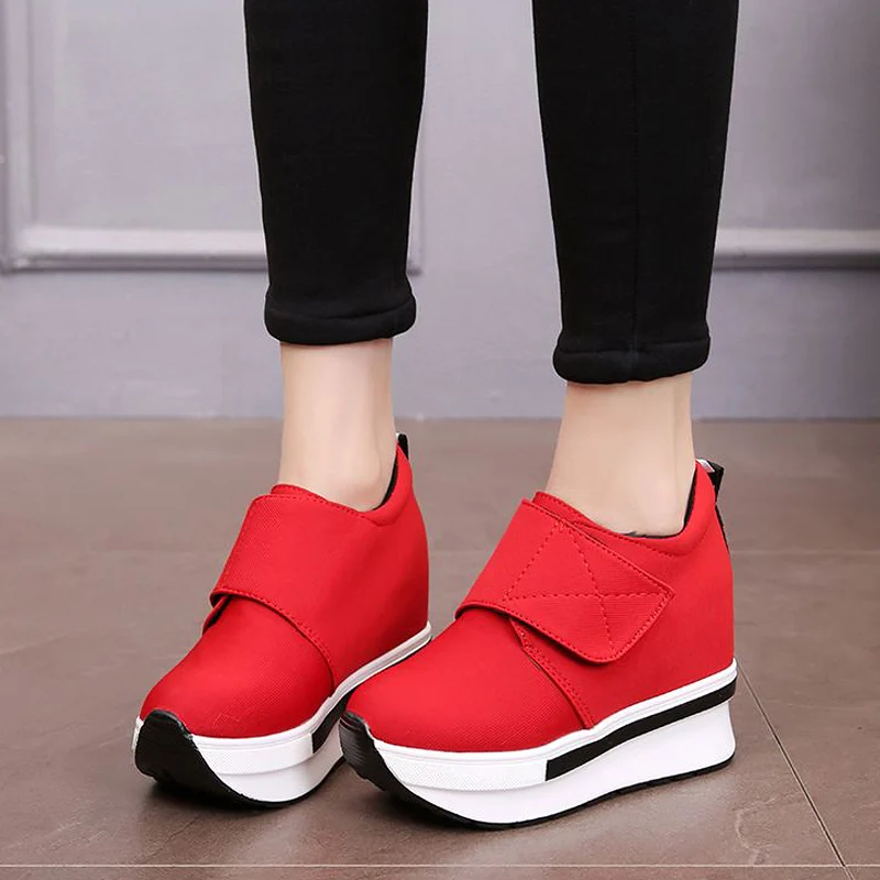 Женские кроссовки на платформе повседневные туфли танкетке увеличивающие рост