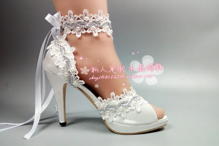 Белые кружевные свадебные туфли на высоком каблуке с ремешком на щиколотке; женские Вечерние Босоножки с открытым носком и аппликацией; обувь для подружки невесты ручной работы