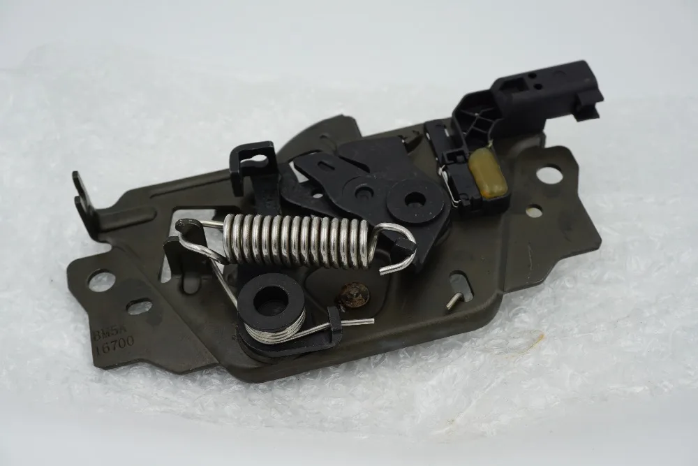 Замок капота ml333r. Замок капота mitsubishi pajero. Замок капота пассат б5 плюс. Замок капота jeep cherokee xj. Защелка замка капота тойота королла 110.