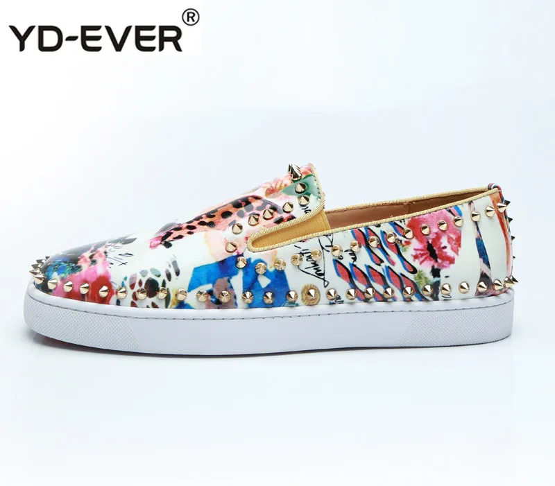 

Popular Designer Leisure Men Flats Slip On Rubber Sole White Casual Shoes Sneakers Printed Rivets Mens Flats Loafers Moccasins