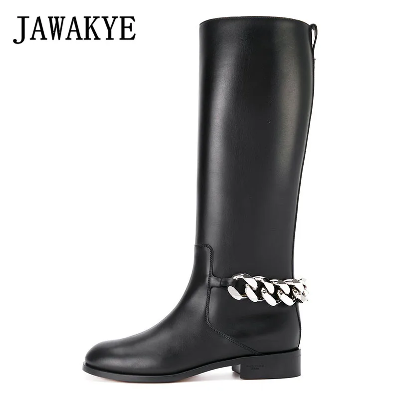 Goedkoop JAWAKYE Zilveren Metalen Ketting terug Gladiator Knie hoge Laarzen Vrouwen Designer Ronde Neus Zwart lederen Platte Motorlaarzen