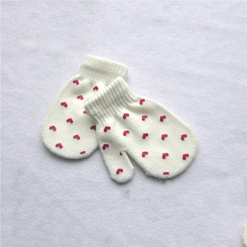 Милые зимние перчатки для мальчиков и девочек, теплые вязаные перчатки для младенцев, детские перчатки с полными пальцами, однотонные перчатки со звездами и принтом сердца для детей 0-12 месяцев
