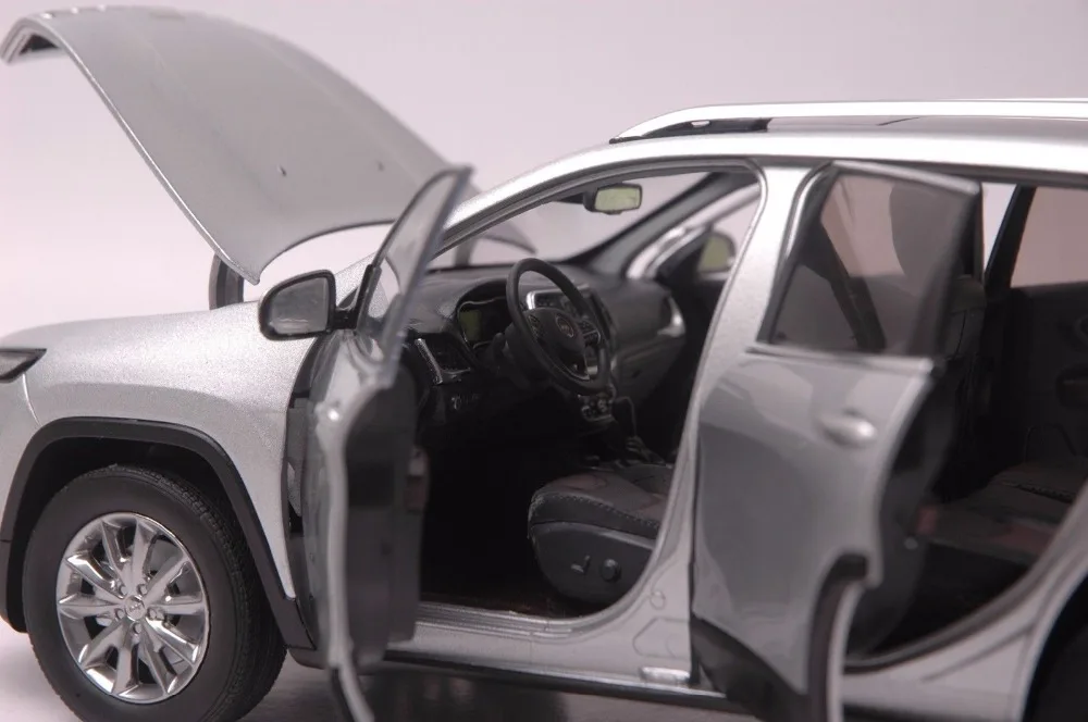 Details about  Jeep Cherokee car model in scale 118 silver 9