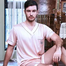 Для мужчин, одежда для сна, в студенческом стиле, для отдыха Домашняя одежда Простой пижамы Ice тонкие шелковые короткий рукав Короткие штаны костюм с v-образным вырезом домашняя одежда J118