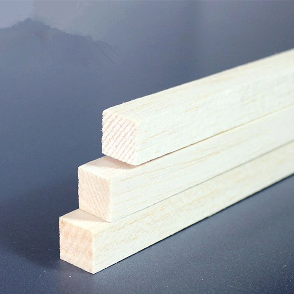 Plaques de mousse EPP pour planeurs RC, tenues à la main pour illustrer leur flexibilité et légèreté.
