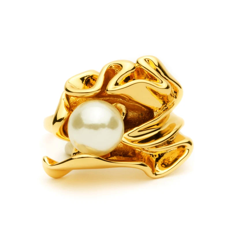 

The texture of pearl ring with flowers and pearls in western style is a stylistic retro-gilded individual ring for designers