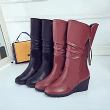 Женские зимние сапоги; кожаные сапоги с круглым носком; женские сапоги до середины икры без застежки; модные сапоги на танкетке; теплая плюшевая обувь; botas Feminina