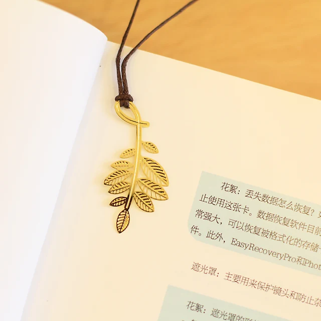 4pcs Clover Leaf Bookmark - A stylish and practical accessory for book lovers, made of gold-colored metal with a geometric design.