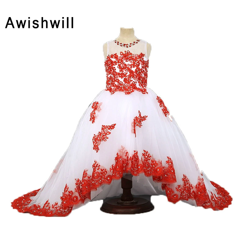 vestido branco com laço vermelho