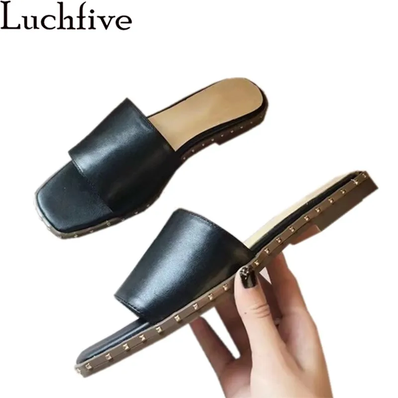 

Flat Wide One Strap Rivets Black Slippers Slip-on Open Toe New Fashion Slippers Summer Outdoor Slippers Woman zapatos de mujer