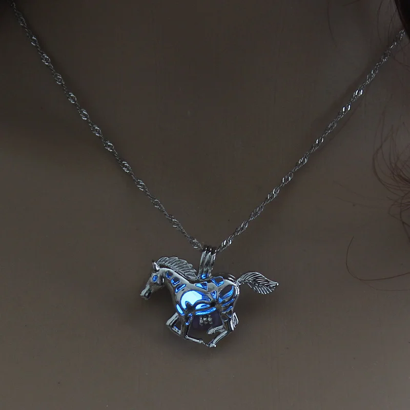 Горячая бегущая лошадь светящийся медальон кулон ожерелье светящееся в темноте ожерелье винтажное украшение для женщин Серебряное колье