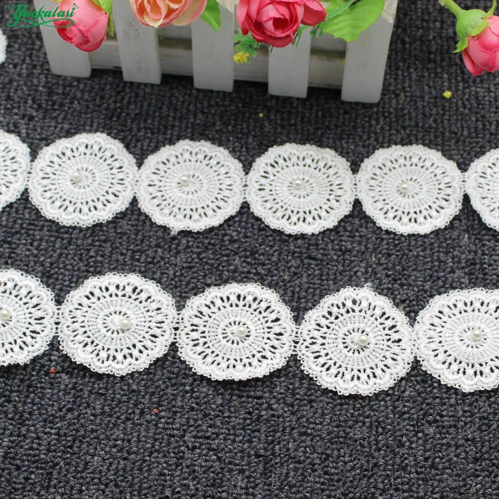 

Guipure Embroidered Lace Beaded Appliques 2 Yards/Lot White Circle Round Flower Polyester Water Soluble White And Black 4cm