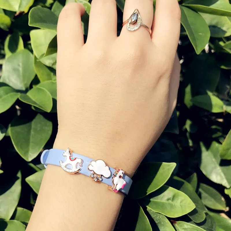 

SANSHOOR Jewelry Cute Sharms Toy Horse White Cloud with Drops of Rain Super Cute Unicorn can Delight Your Child\Girl