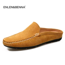 Мужские тапочки; коллекция года; сезон лето; модные мужские замшевые туфли в британском стиле; дизайнерские лоферы на плоской подошве без застежки; повседневные кожаные сандалии