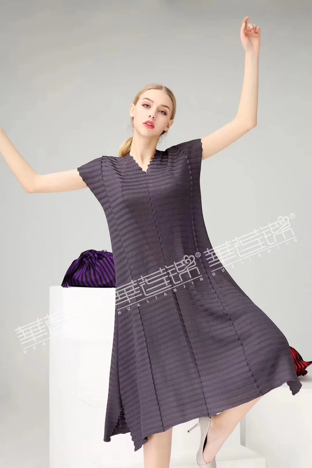 Модное однотонное платье Miyake fold с коротким рукавом и v-образным вырезом, свободное платье доступно