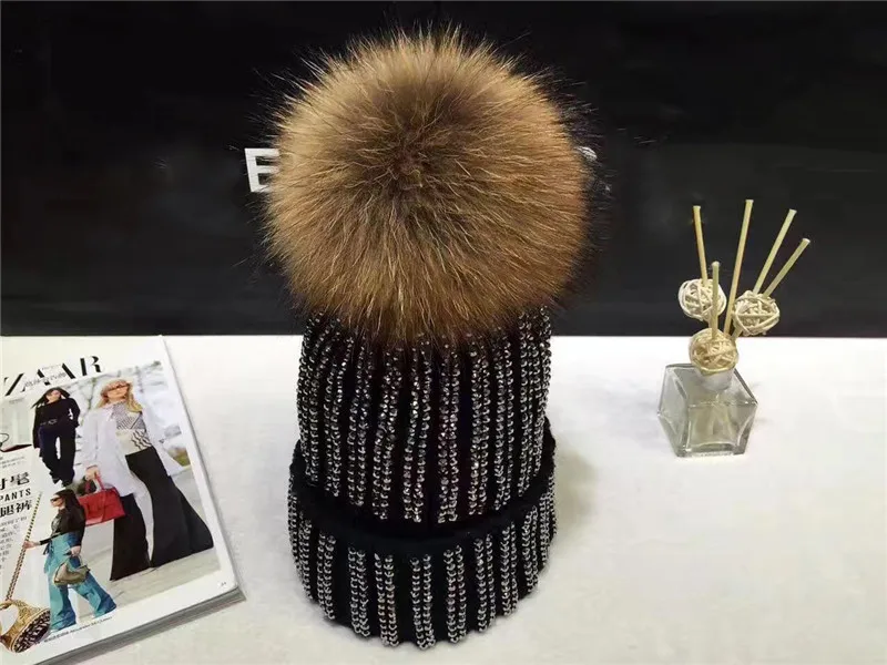 Съемные зимние теплые меховые вязаные шапки с помпонами, женские полосатые Стразы ручной работы, шапки Skullies с меховым помпоном 15 см