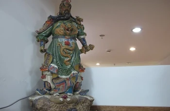 

27 China Folk Pottery WuCai porcelain Dragon Guan Gong Hold Sword Warrior Statue 8.02