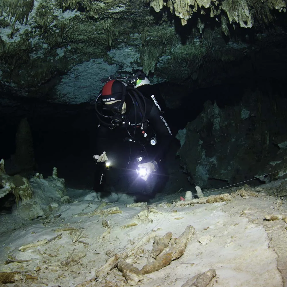 

Best High Power Underwater photography 150m 3000 Lumens Brinyte DIV10V Magnetic Switch CREE 3*XM-L2 LED Diving Flashlight Torch