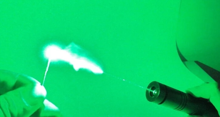 Queima de Fósforo Cigarros + Carregador + Presente Poderoso Lazer Militar 500 w 532nm Ponteiro Laser Verde Sos Lanterna Foco Queimar 500000 m 23 High Quality Esporte e Lazer