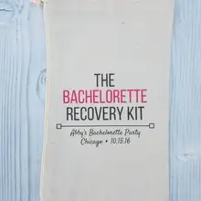 Пользовательские малиновый название Дата свадьбы Первая помощь похмелье комплект ювелирных изделий пользу муслин Сумки девичник курица Девичник сувениры