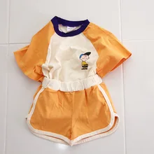 Летний комплект для малышей, короткая шляпа с рукавами, куртка, Корейская одежда для маленьких девочек, хлопковая свободная форма с рисунком, одежда для близнецов