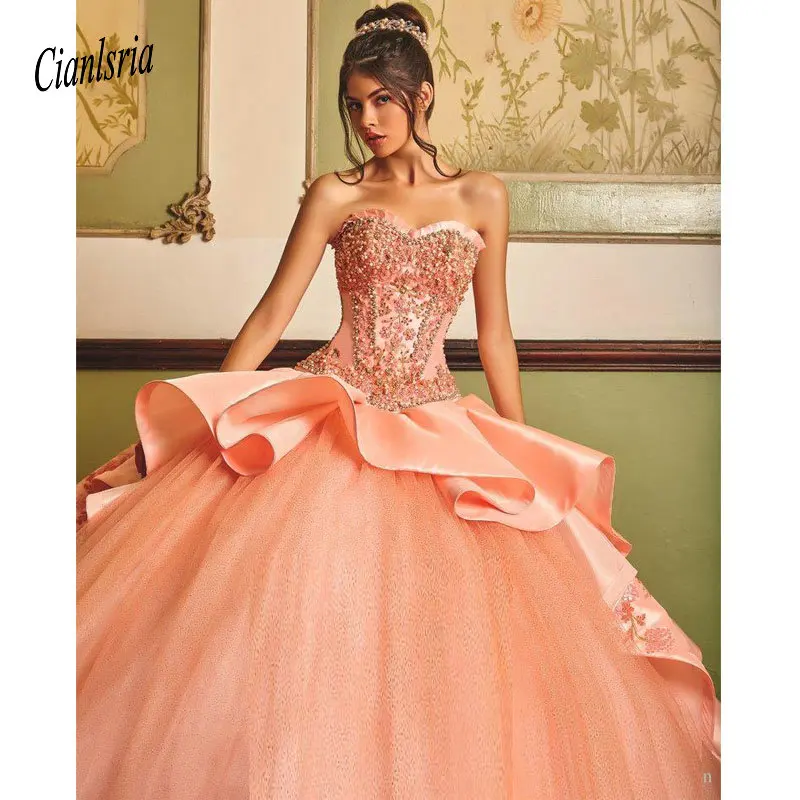 Стильный бисером бальное платье без бретелек Quinceanera шея Аппликация Сладкий 16 атласное платье развертки Поезд блестками маскарадный костюм; платья