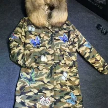 Модные красивые красочные бабочки камуфляжная куртка большой натуральный мех енота капюшоне парка mr Mrs меха длинные из искусственного меха внутри куртка