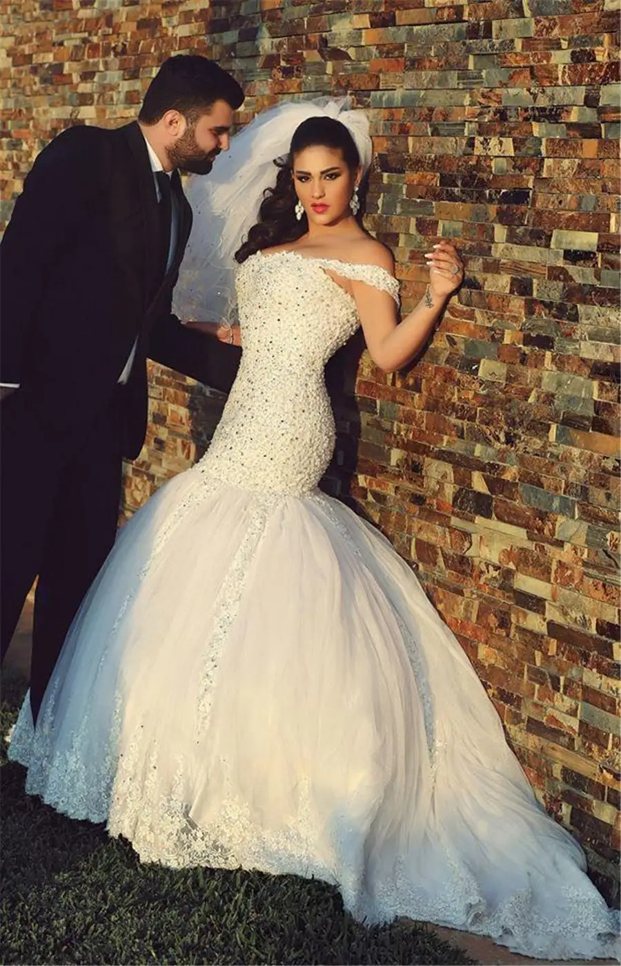 

Charming Off the Shoulder Lace Appliques Wedding Gowns with Crystals and Pearls Tulle Puffy Vintage Bridal Gowns 2019