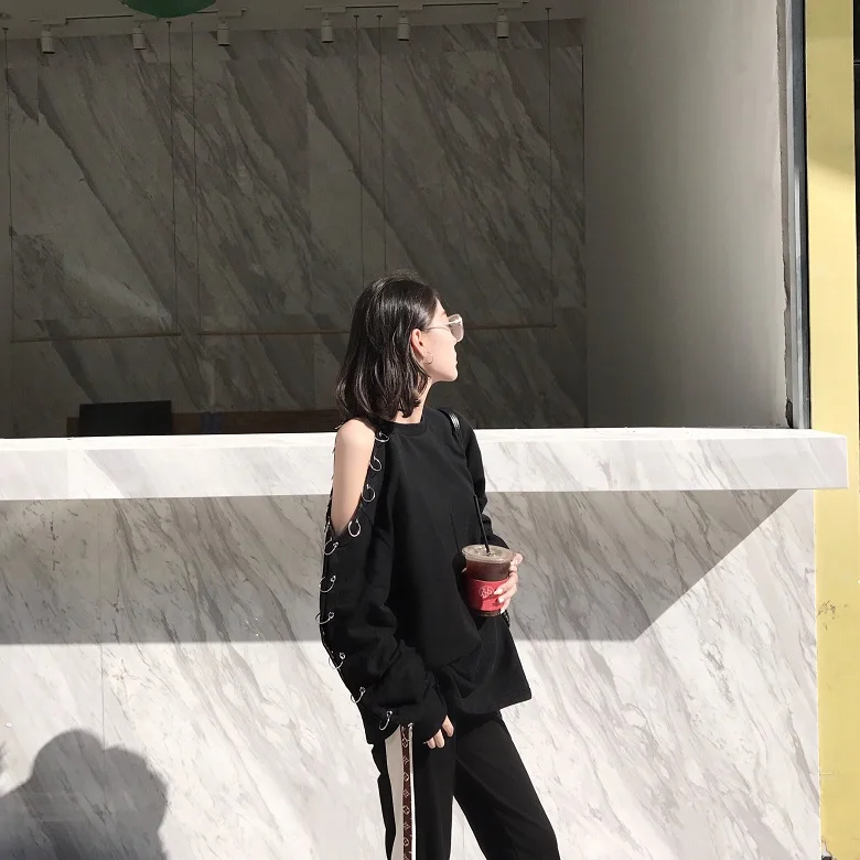 Корейская Харадзюку женская футболка с длинным рукавом Весна BF шикарный стиль черный топ с открытыми плечами с дырками кольцо Сексуальная Повседневная футболка