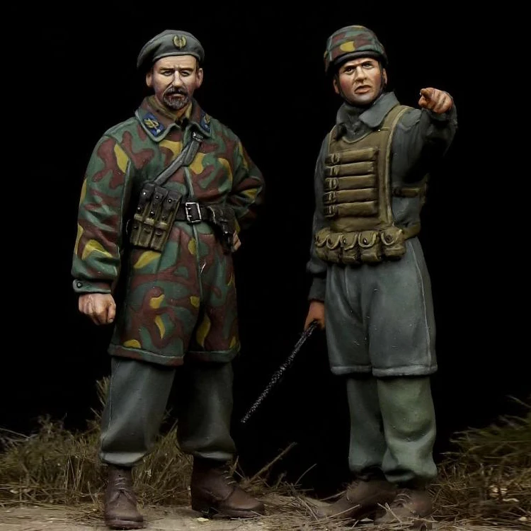 

1/35 Scale Unpainted Resin Figure Italian paratroopers 2 figures collection figure