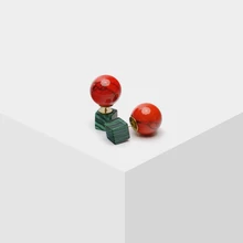 Дизайн серьги-гвоздики карамельного цвета