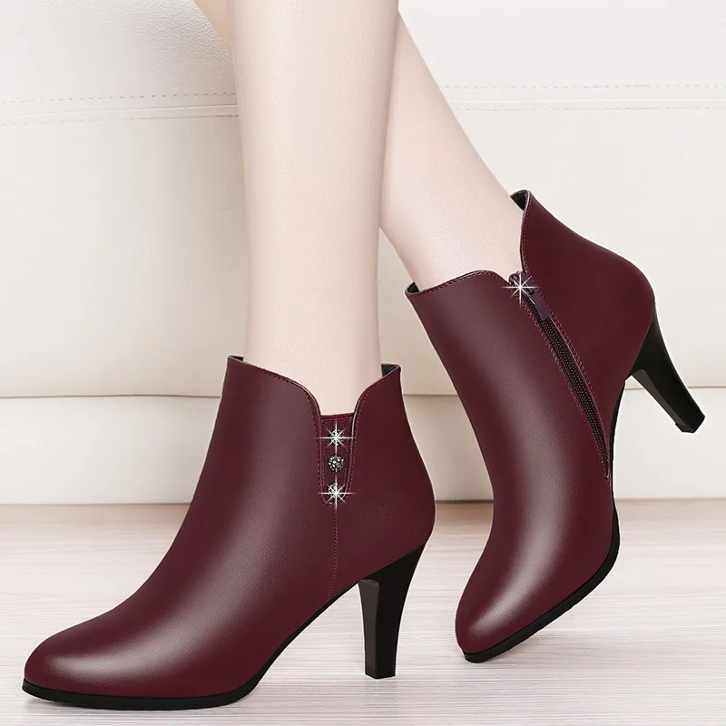Goede Winter Vrouwen Spike Hak Spitse Neus Echt Leer Crystal Enkellaarsjes Zwart Rode Wijn Mode Hoge Hakken Laars Schoenen YG B0000