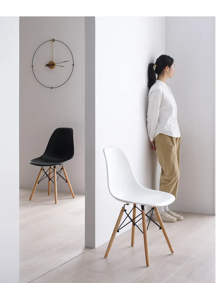 Шведское дизайнерское кресло с пластиковым сиденьем и спинкой/деревянными ножками