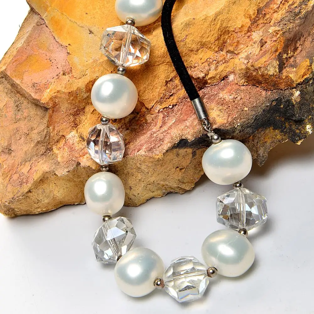 

Japan and South Korea high-end jewelry natural shellfish necklace mother of pearl shell is round short chain micro-mosaic bride