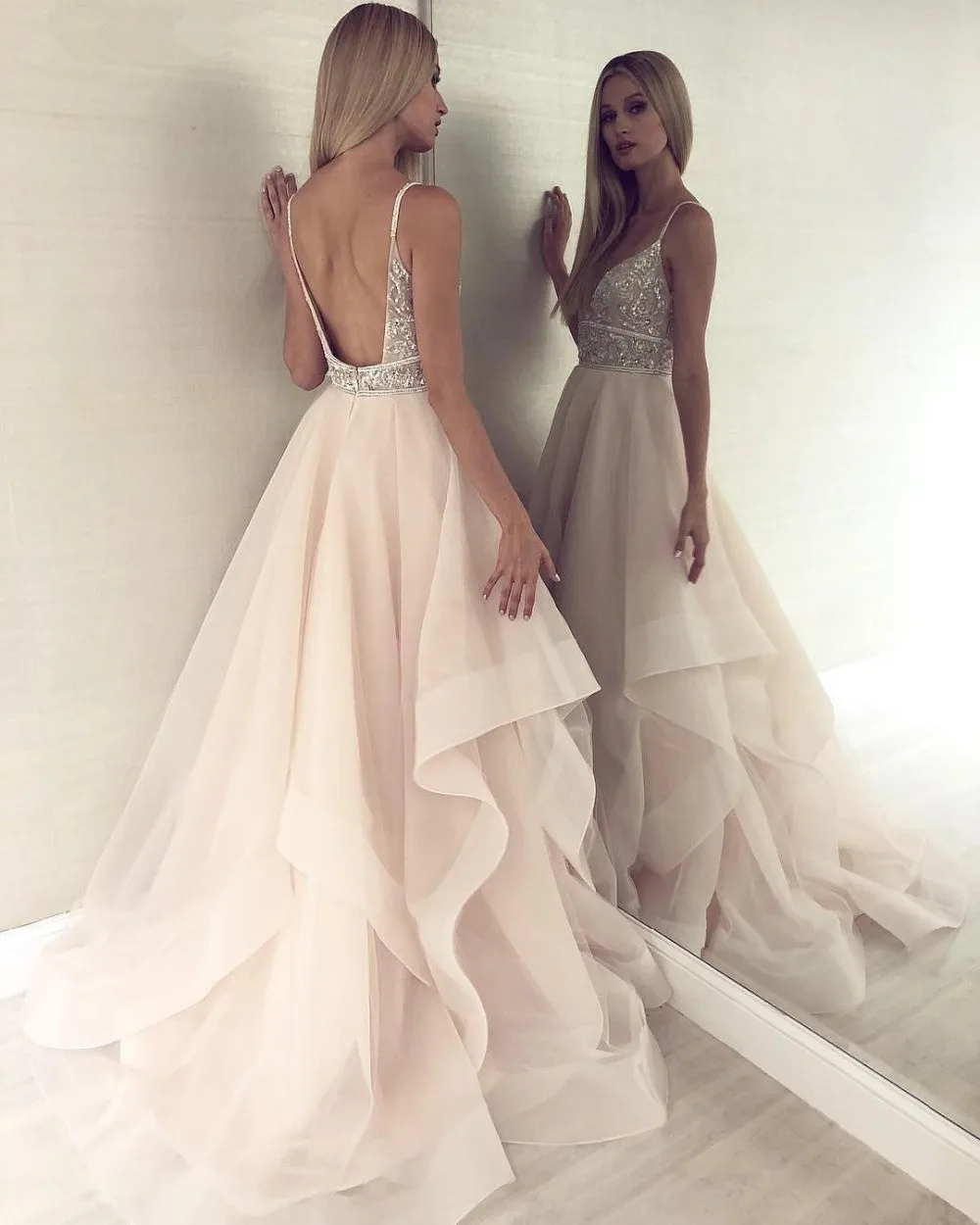 

Champagne Tulle Open Back Wedding Gown 2019 Sexy Spaghetti Straps Beaded Crystal V-Neck Ruffled Boho Wedding Dresses Plus Size