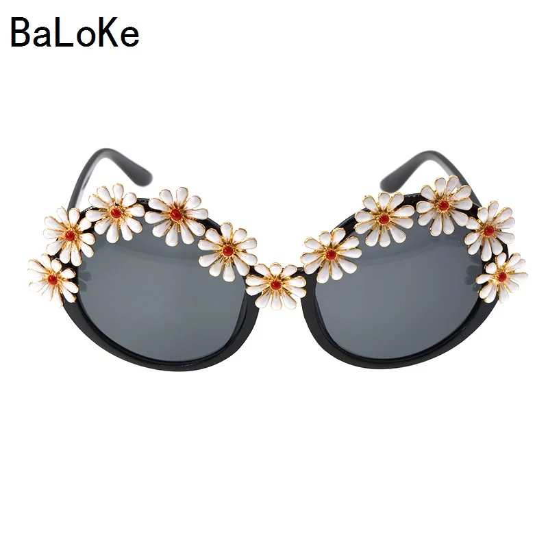 

Baroque Retro Pearl Sunglasses Women Hand Made Fashion Insect Sandy Beach Sunglasses Ladies Round Oversize Sunglasses