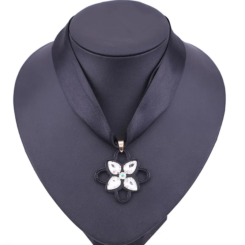 Choker Black white