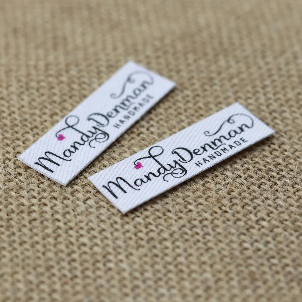 Этикетка бирка на одежду. Как сделать бирки на одежду. Лейблы на одежду. Бирки для одежды. Бирки для рукоделия на кнопке.